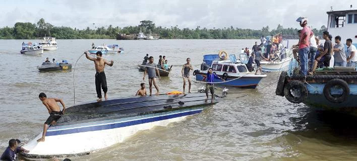 Τραγωδία στην Ινδονησία με 8 νεκρούς σε ναυάγιο (εικόνες)